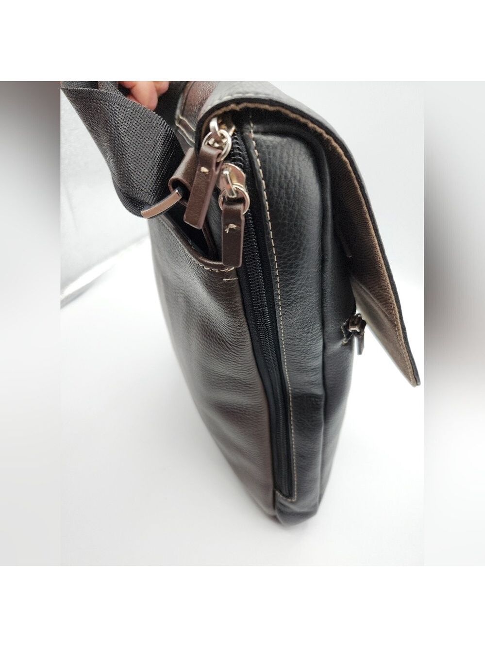 Travelsmith Elegant Black Leather Messenger Bag - Picture 7 of 14